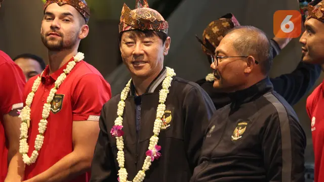 Foto: Momen Shin Tae-yong dan Sandy Walsh Pakai Blangkon saat Menyapa Masyarakat Surabaya