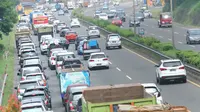 Kendaraan terjebak kemacetan di ruas Tol BSD JORR, Tangerang Selatan, Senin (16/5). Kemacetan parah terjadi menyusul robohnya jembatan penyeberangan orang (JPO) di ruas Tol BSD JORR karena dihajar truk trailer. (Liputan6.com/Fery Pradolo)