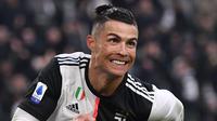 Pemain Juventus, Cristiano Ronaldo saat merayakan gol yang dicetak ke gawang Cagliari pada lanjutan Serie A, Selasa (7/1/2020). Dalam duel ini, Juventus menang dengan skor 4-0. (Marco Bertorello / AFP)