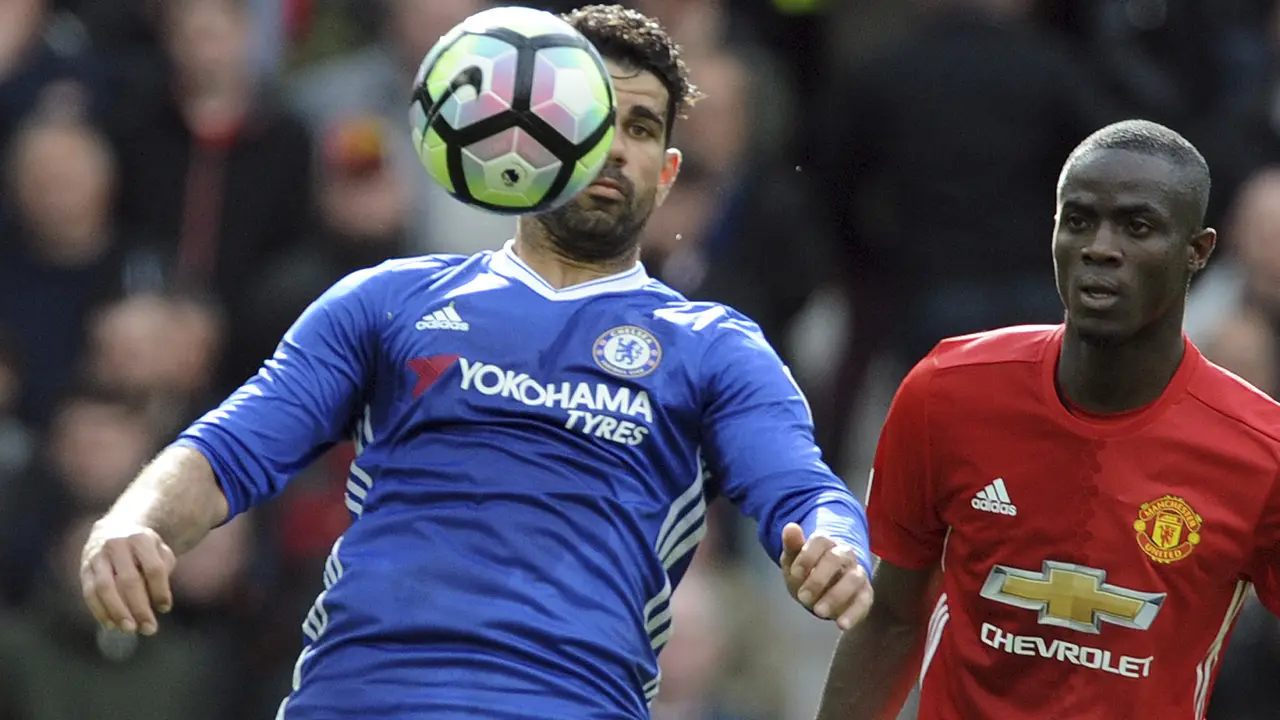 Penyerang Chelsea Diego Costa (kiri) bermain dalam kondisi kurang fit saat menghadapi Manchester United (MU) di Old Trafford, Minggu (16/4/2017).