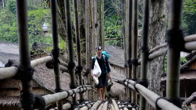 Sarmali (17) salah seorang masyarakat Baduy Dalam melintas di jambatan bambu yang berada di kawasan Baduy Luar, Sabtu, 24/8/2024. (Syahrul Rahmat)