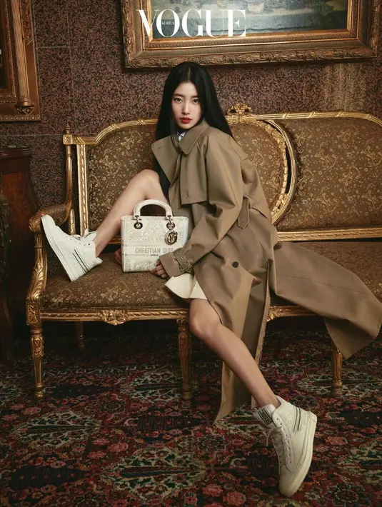 Bae Suzy menjadi aktris sekaligus model yang identik dengan rambut panjang [@skuukzky]