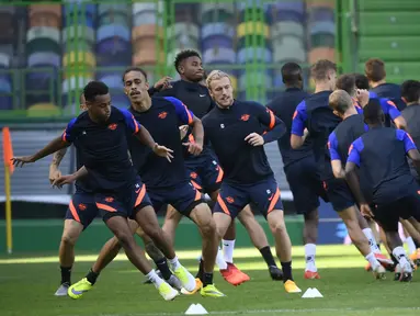 Para pemain Leipzig berlatih di Stadion Jose Alvalade, Lisbon, Portugal, Rabu (12/8/2020). Leipzig akan menghadapi Atletico Madrid pada perempat final Liga Champions. (Lluis Gene/Pool via AP)