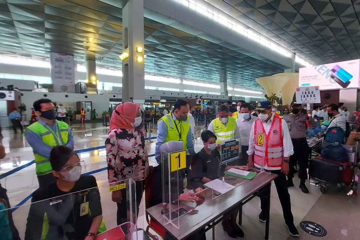 Menteri Perhubungan Budi Karya Sumadi, memantau langsung aktifitas Bandara Internasional Soekarno Hatta (Soetta), Tangerang, Selasa (11/5/2021)