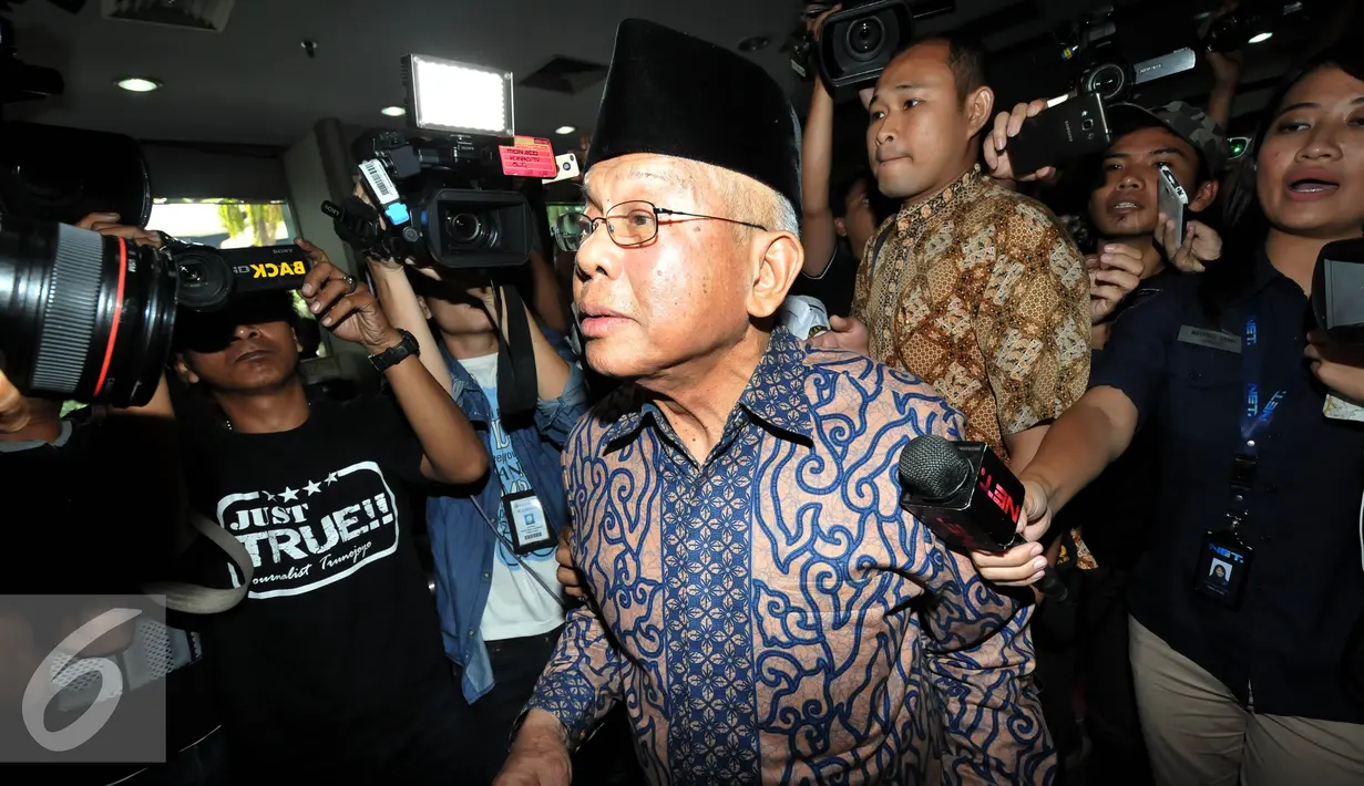 Ketua Badan Anggota Kehormatan DPD, AM Fatwa ditanya wartawan saat tiba di KPK, Jakarta, (17/9). Kedatangan AM Fatwa untuk menkonfirmasi dugaan tertangkapnya Ketua DPD Irman Gusman dalam OTT penyidik KPK pada Sabtu dinihari. (Liputan6.com/Johan Tallo)