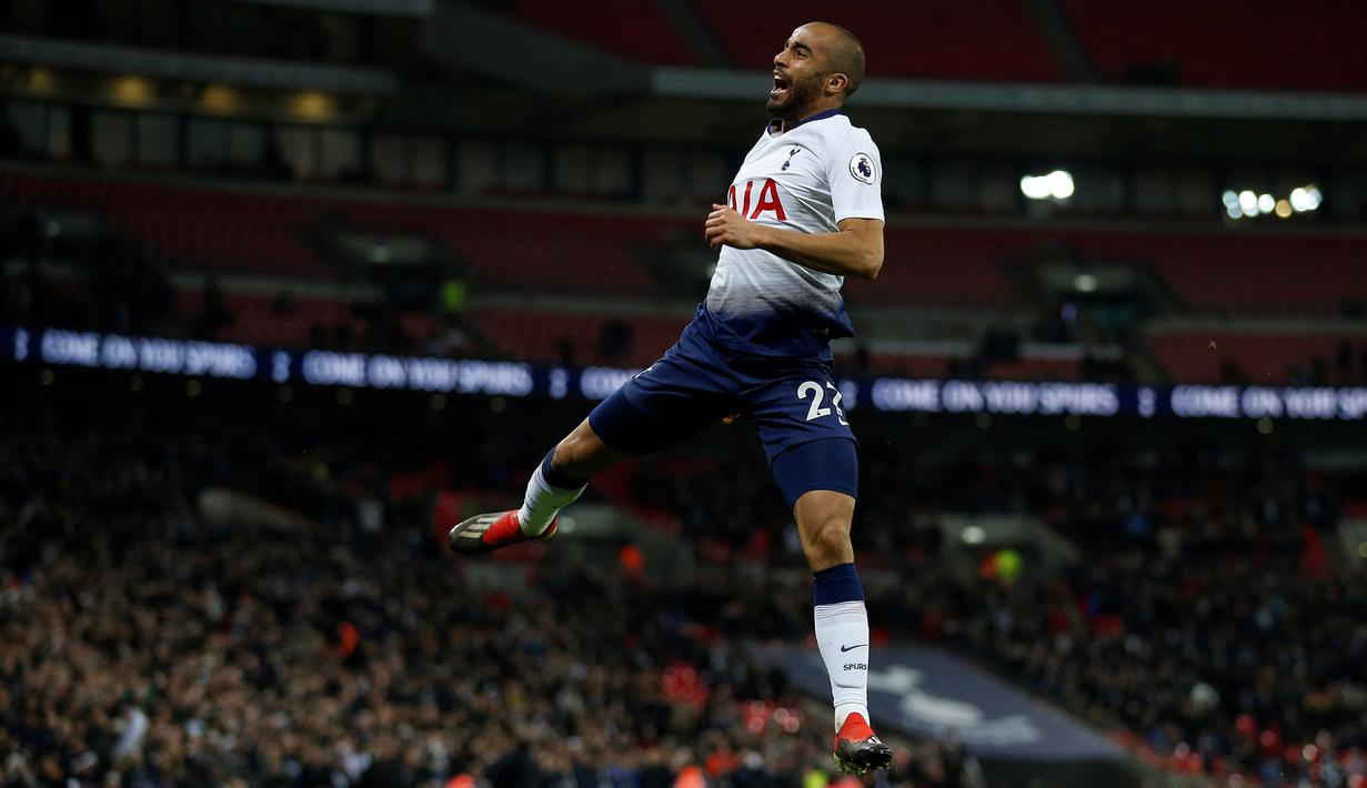 Gelandang Tottenham, Lucas Moura, merayakan gol yang dicetaknya ke gawang Southampton pada laga Premier League di Stadion Wembley, London, Rabu (5/12). Tottenham menang 3-1 atas Southampton. (AFP/Ian Kington)