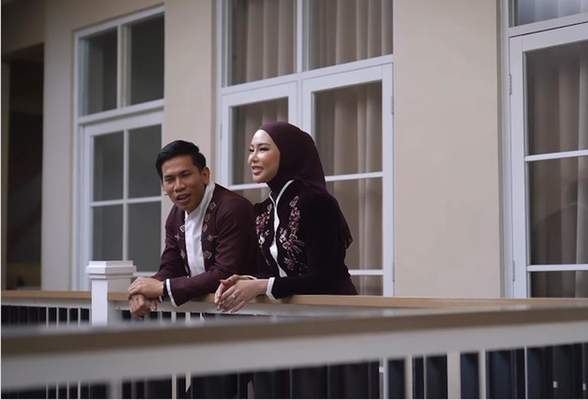 6 Model Dress Dara Arafah saat Lamaran, Anggun dalam Balutan Burgundy Elegan yang Memukau