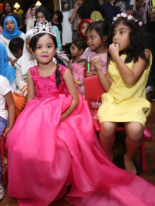 "Dia sih minta kadonya normal-normal aja paling. kayak sekarang dia cuma minta squishy dan slime, itu aja sebenarnya. Cuma dia mintanya setiap hari," kata Dhani tertawa. (Nurwahyunan/Bintang.com)