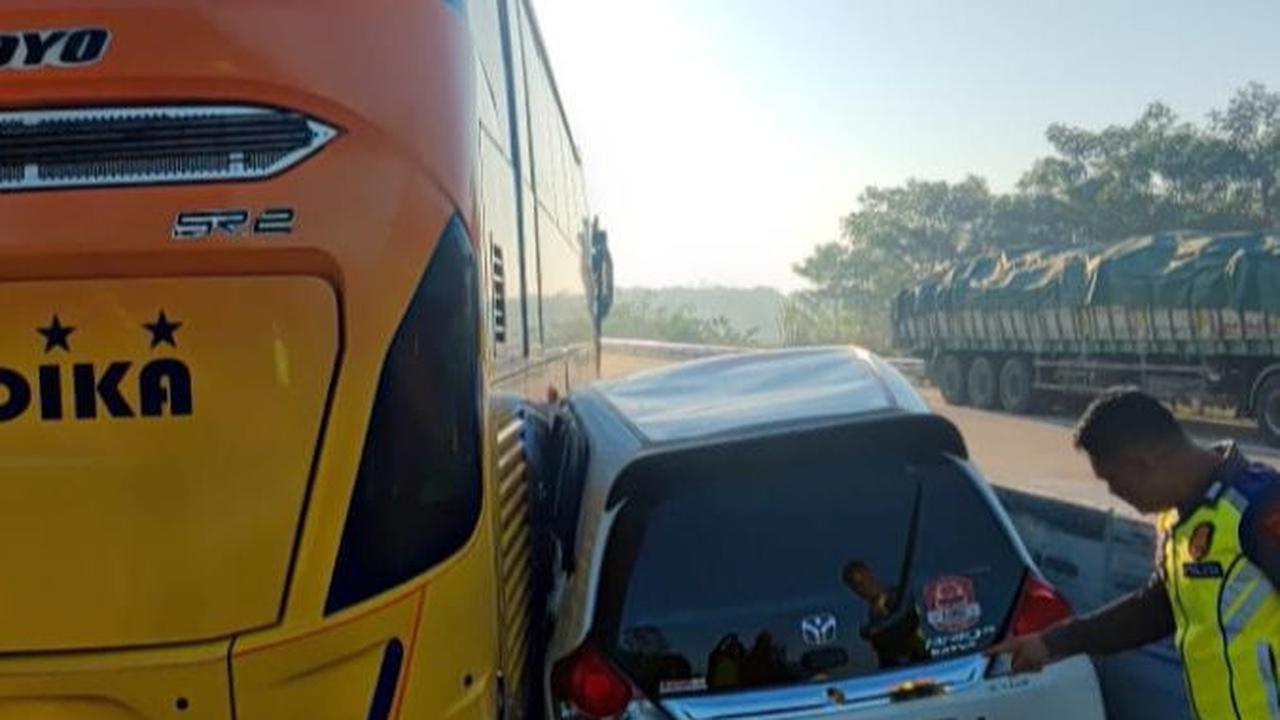 Bus Seruduk Truk dan Mobil di Tol Pemalang-Batang, Satu Orang Tewas