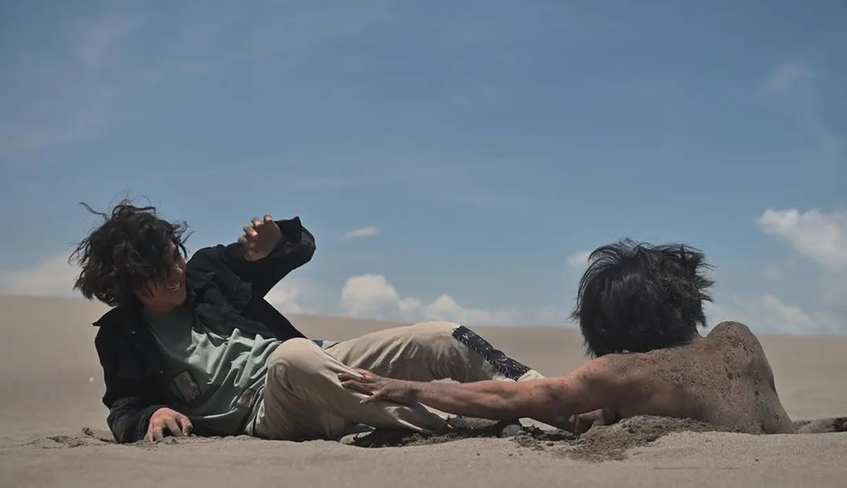 Dalam film Jagat Arwah, diceritakan jika Raga sedang mencari jati dirinya setelah sang ayah meninggal dunia hingga bertemu dengan seseorang yang membuka mata batinnya. Sejak mata batinnya dibuka dan menjadi penjaga dua jagat tersebut, Raga (Ari Irham) mengalami hidup yang tak seimbang sehingga memutuskan untuk mengambil jalan hidupnya. (Liputan6.com/IG/@ariirhamm)