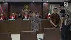 Terdakwa suap anggota DPRD Kalteng Edy Saputra Suradja, Willy Agung dan Teguh Dudy Syamsuri Zaldy (kiri ke kanan) saat sidang putusan di Pengadilan Tipikor, Jakarta, Rabu (13/3). Ketiganya dihukum 1 tahun 8 bulan penjara. (Liputan6.com/Helmi Fithriansyah)