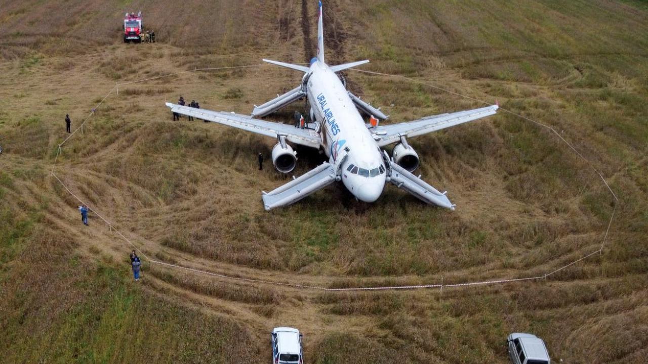 Diketahui, dunia penerbangan di Rusia saat ini  sedang terpukul oleh sanksi Barat atas invasi ke Ukraina sehingga mengalami kesulitan untuk mendapatkan suku cadang baru yang dibutuhkan untuk perawatan pesawat.