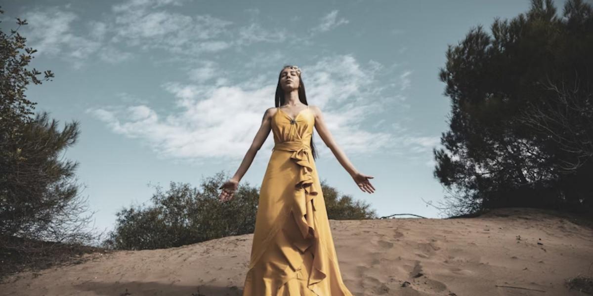 Model Dress Panjang Warna Gold