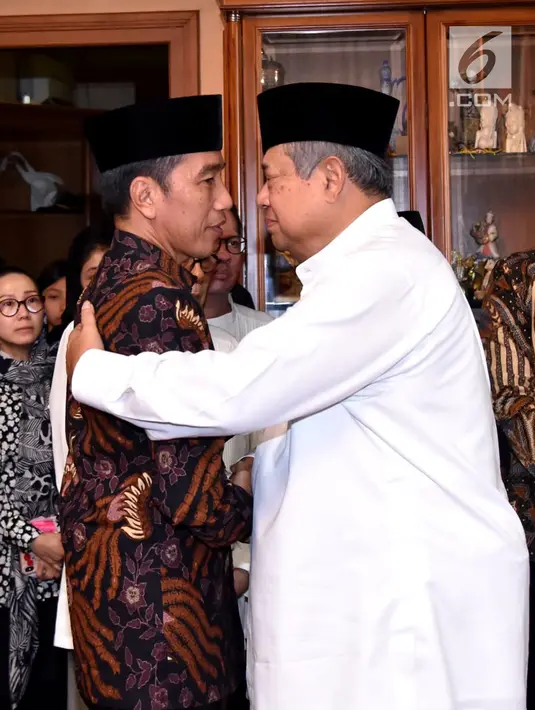 Presiden ke-6 RI Susilo Bambang Yudhoyono (kanan) bersalaman dengan Presiden Joko Widodo atau Jokowi  saat menerima kedatangan jenazah sang istri Ani Yudhoyono di Puri Cikeas, Bogor, Sabtu (1/6/2019). (Liputan6.com/Pool/Biro Pers Setpres)