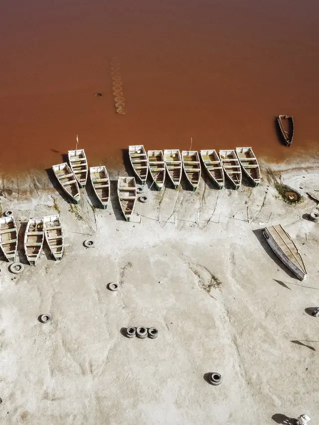 Memanen garam di Danau Retba atau danau merah muda di Senegal. (Marco Longari/AFP)