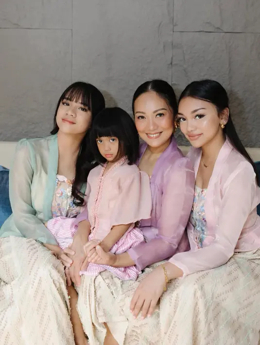 Nola, Naura Ayu, Neona Ayu, dan Nakeya Ayu tampil kompak dengan siluet kebaya Bali sutra warna pastel [@naura.ayu]