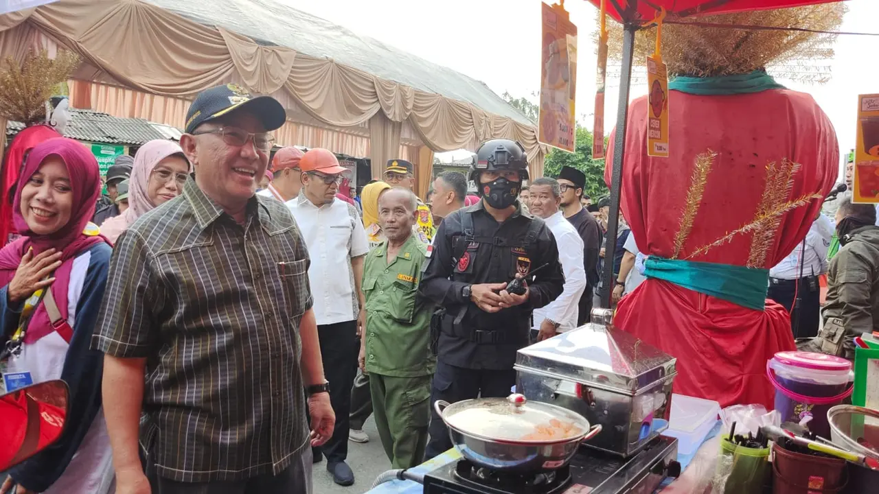 Wali Kota Depok saat membuka pasar rakyat malam takbiran di Jalan H Naming Bothin, Kecamatan Pancoran Mas, Kota Depok. (Liputan6.com/Dicky Agung Prihanto)