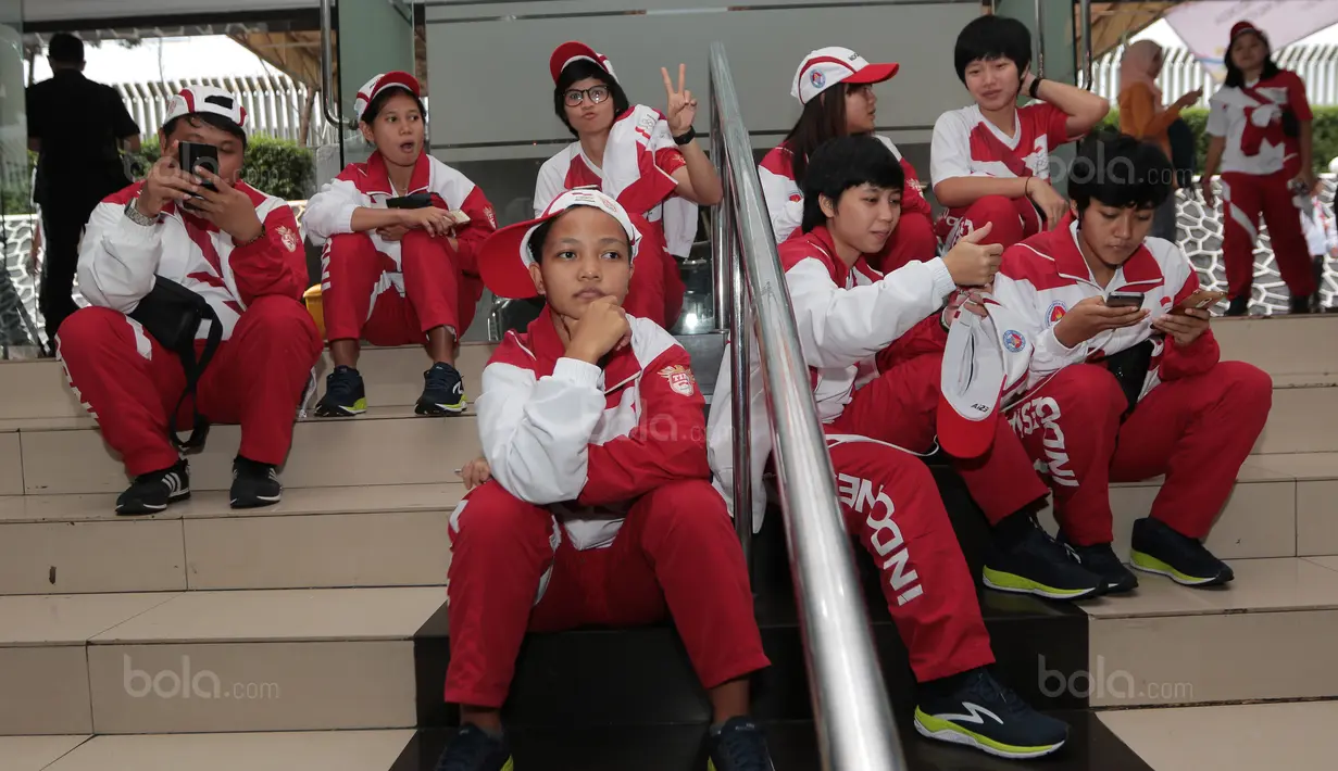 Atlet Futsal Wanita Indonesia duduk santai usai mengikuti  acara pengukuhan Kontingen Indonesia untuk SEA Games 2017 di Malaysia 19-30 Agustus 2017 di Wisma Kemenpora, Jakarta, (2/8/2017). (Bola.com/Nicklas Hanoatubun)