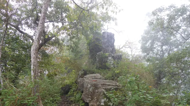 Bebatuan bergerigi di punggung Gunung Ringgit.