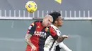 Pemain Juventus Juan Cuadrado (belakang) berebut bola udara dengan pemain Genoa Stefano Sturaro pada pertandingan Serie A Italia di Stadion Luigi Ferraris, Genoa, Italia, Minggu (13/12/2020). Juventus menang 3-1. (Tano Pecoraro/LaPresse via AP)