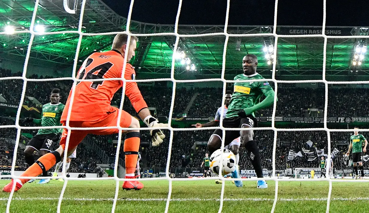 Pemain Borussia Moenchengladbach Marcus Thuram (kanan) mencetak gol ke gawang Istanbul Basaksehir pada laga Grup J Liga Europa di Moenchengladbach, Jerman, Kamis (12/12/2019). Moenchengladbach gagal ke fase gugur setelah kalah 1-2 dari Basaksehir. (AP Photo/Martin Meissner)