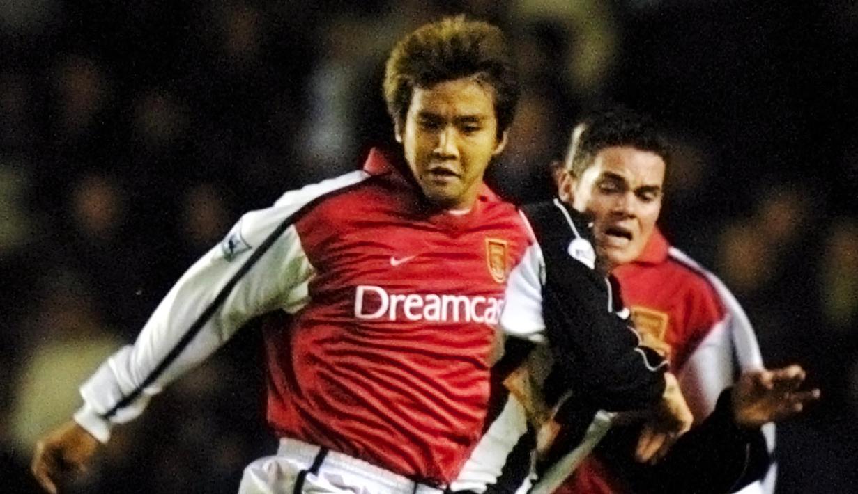 Junichi Inamoto. Gelandang Jepang berusia 42 tahun yang kini masih aktif bermain di Nankatsu SC, klub yang berkompetisi di Kasta kelima Liga Jepang ini pernah memperkuat Arsenal selama 1 musim pada 2001/2002. Saat itu ia berstatus sebagai pemain pinjaman dari Gamba Osaka. Ia hanya tampil dalam 4 laga, dengan rincian 2 kali di Liga Champions dan 2 kali di Piala Liga. Lepas dari Arsenal, ia masih berkompetisi di Liga Inggris bersama Fulham, WBA dan Cardiff City hingga awal musim 2006/2007. (AFP/Adrian Dennis)