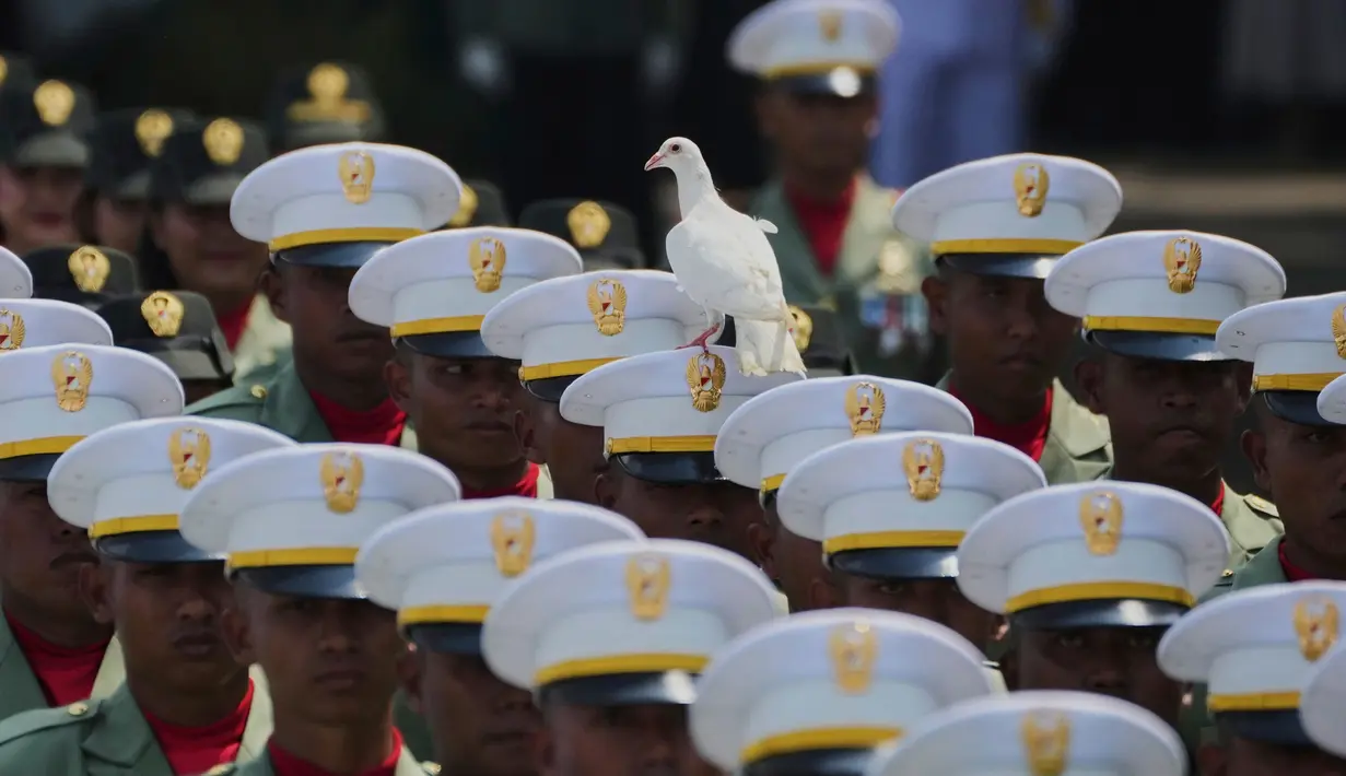 Upacara Peringatan Detik-detik Proklamasi akan diikuti dengan pertunjukan kesenian yang memukau di halaman Istana Merdeka seakan menambah semarak suasana kemerdekaan. (AP Photo/Achmad Ibrahim)