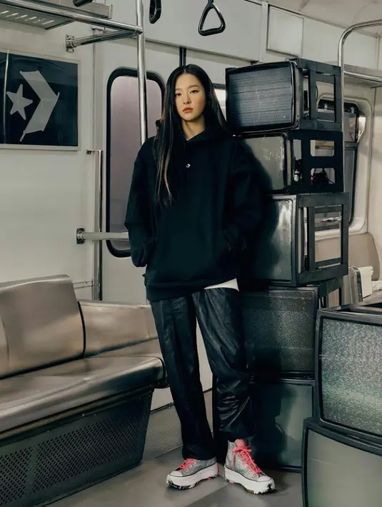 Buat kamu yang anti ribet, coba sontek style Seulgi Red Velvet satu ini. Padukan Oversized Hoodie warna hitam dengan leather pants warna hitam. Tak lupa, ia juga melengkapi penampilannya dengan sneakers. (Instagram/hi_sseulgi).