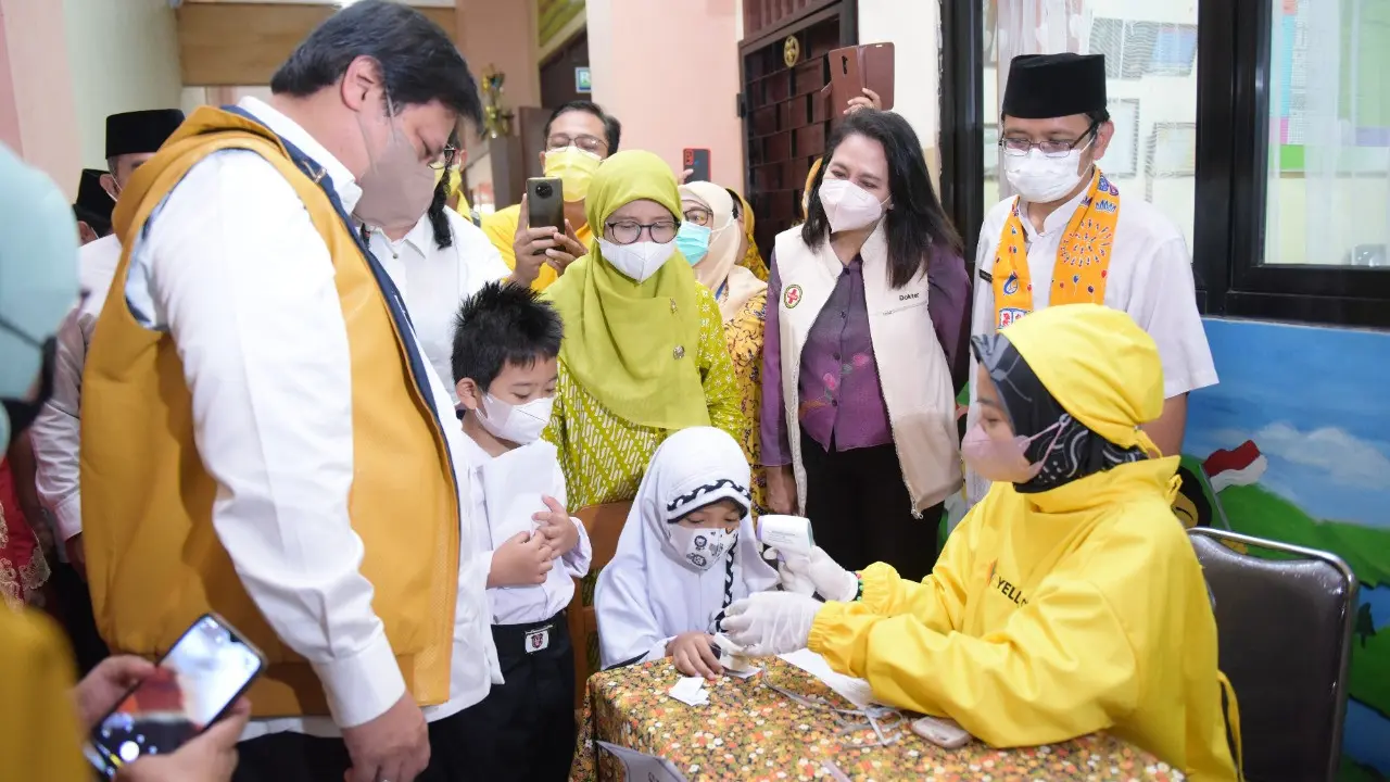 Menteri Koordinator Bidang Perekonomian, Airlangga Hartarto saat meninjau kegiatan vaksinasi anak di SDN 05 Kemanggisan, Jakarta Barat, Jumat (31/12/2021).