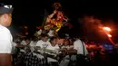 Pemuda mengarak Ogoh-Ogoh menjelang Hari Raya Nyepi Tahun Saka 1940 di Bali, Kamis (15/3). Ogoh-ogoh yang hadir dalam sosok Butha Kala dianggap umat Hindu Bali sebagai lambang keinsyafan manusia akan kekuatan alam semesta dan waktu. (AP/Firdia Lisnawati)