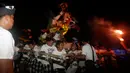 Pemuda mengarak Ogoh-Ogoh menjelang Hari Raya Nyepi Tahun Saka 1940 di Bali, Kamis (15/3). Ogoh-ogoh yang hadir dalam sosok Butha Kala dianggap umat Hindu Bali sebagai lambang keinsyafan manusia akan kekuatan alam semesta dan waktu. (AP/Firdia Lisnawati)