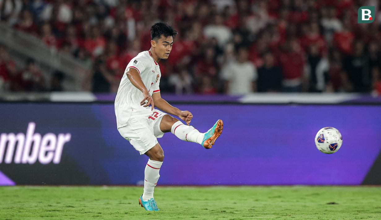 Pemian Timnas Indonesia, Pratama Arhan memberikan umpan kepada rekannya saat laga Kualifikasi Piala Dunia 2026 melawan Australia di Stadion Utama Gelora Bung Karno (SUGBK), Senayan, Jakarta, Selasa (10/09/2024). (Bola.com/Bagaskara Lazuardi)