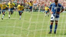 Roberto Baggio tertunduk lesu setelah tendangan penaltinya melambung di atas mistar gawang Brasil pada final Piala Dunia 1994 di   Stadion Rose Bowl, Amerika Serikat. Italia kalah 2-3. (OMAR TORRES / AFP)