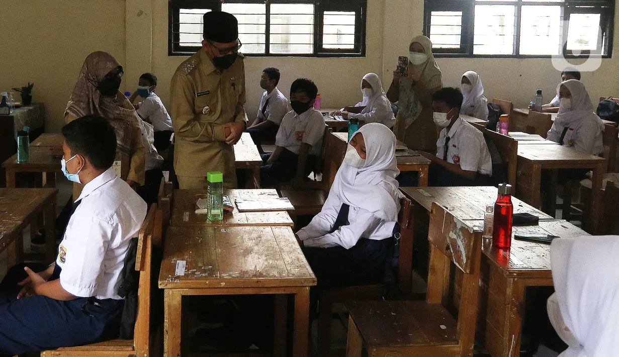 Wakil Wali Kota Depok Imam Budi Hartono meninjau hari pertama Pembelajaran Tatap Muka Terbatas (PTMT) di SMPN 1 Depok, Depok, Jawa Barat, Senin (4/10/2021). PTMT diberlakukan dengan protokol kesehatan dan pembelajaran hanya dilakukan seminggu dua kali selama dua jam. (Liputan6.com/Herman Zakharia)