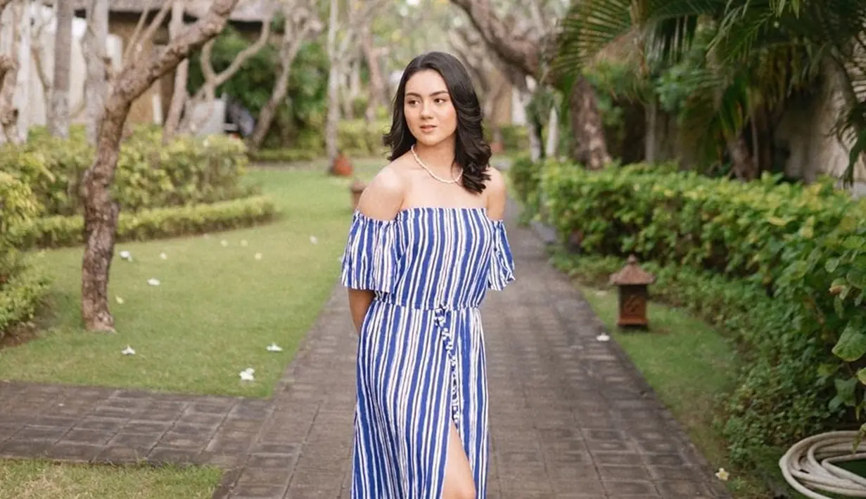 Mulai dari dress, blouse, hingga kaus, Ersya Aurelia memang pandai padu padankan outfit yang dikenakannya. Tampil dengan outfit off shoulder yang perlihatkan bahu indahnya, penampilan artis berusia 22 tahun ini makin menawan. Rambut yang dibiarkan digerai membuat pesona Ersya kian terpancar. (Liputan6.com/IG/@ersyaurel)