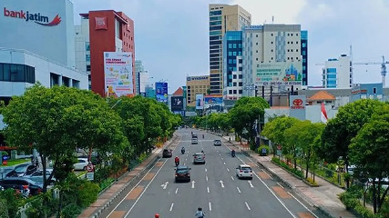6 Potret Kota Surabaya Saat Karantina Wilayah Akibat Corona, Sepi