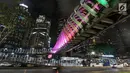 Suasana Jembatan Penyeberangan Orang (JPO) Gelora Bung Karno di Jalan Jend Sudirman, Jakarta, Senin (4/3) malam. JPO tersebut menjadi daya tarik tersendiri bagi pejalan kaki karena desainnya yang artistik dan Instagramable. (Liputan6.com/Fery Pradolo)