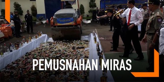 VIDEO: Jelang Ramadan, Ratusan Botol Miras Dimusnahkan
