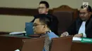 Tersangka dugaan suap terhadap Ketua Pengadilan Tinggi Manado Sudiwardono, Aditya Anugrah Moha menyimak pembacaan dakwaan saat sidang perdana di Pengadilan Tipikor, Jakarta, Rabu (28/2). Sidang mendengarkan dakwaan JPU. (Liputan6.com/Helmi Fithriansyah)