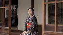 Selain berwisata ke tempat-tempat indah di Indonesia, Jessica Jane pun sempat mengunjungi Negeri Sakura Jepang. Dalam liburannya yang dilakukan beberapa tahun belakangan ini ia tampil menawan dengan mengenakan kimono dengan nuansa berwarna hitam. Tampil anggun dengan riasan khasnya, calon adik ipar Sisca Kohl ini menuai banyak pujian. (Liputan6.com/IG/@jessicajane99)