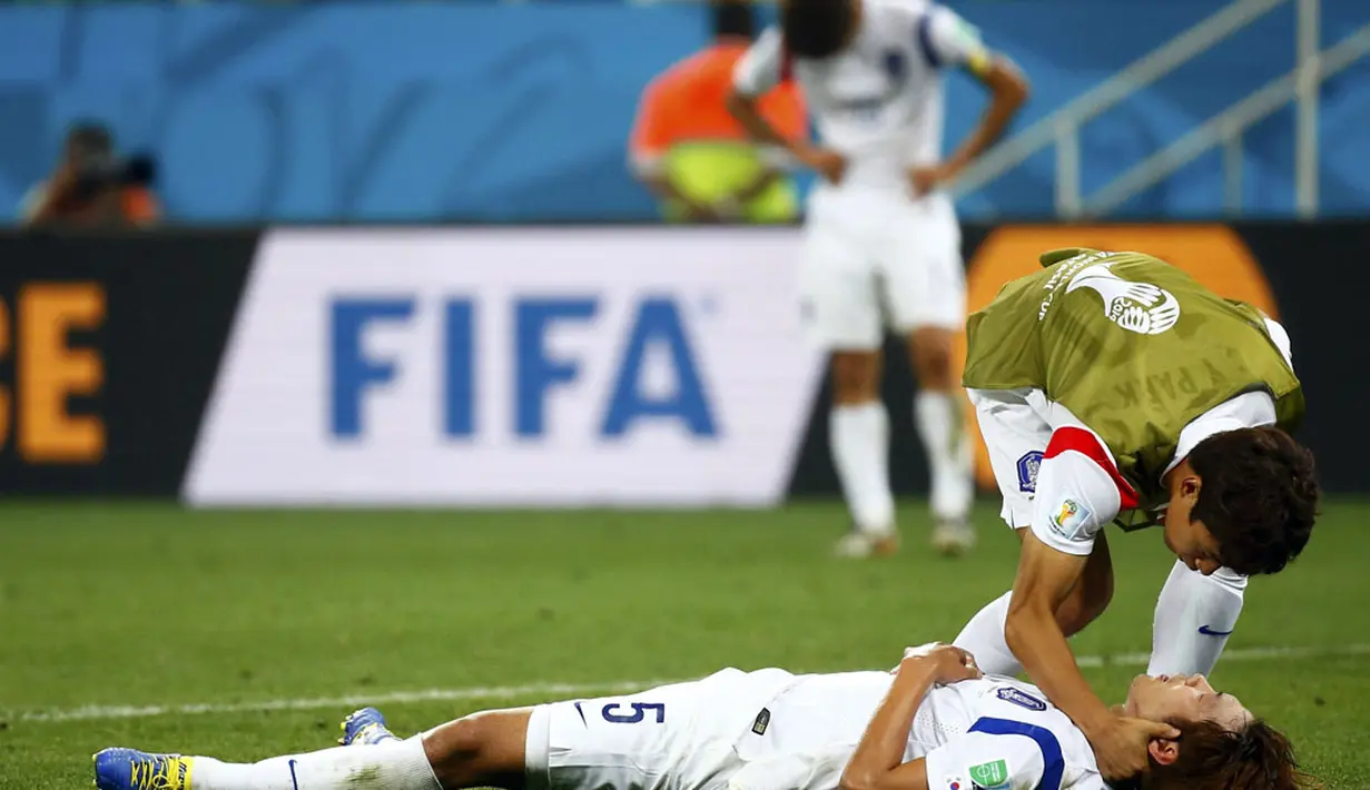 Ekspresi kekalahan pemain Korea Selatan usai dikalahkan Belgia 0-1 di laga terakhir penyisihan Piala Dunia Grup H di Stadion Corinthians, Sao Paulo, (27/6/2014). (REUTERS/Ivan Paul Hanna)