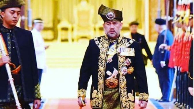 Raja Malaysia, Sultan Muhammad V dengan pakaian kerajaan. (Instgaram / @motahashi_hanzz)