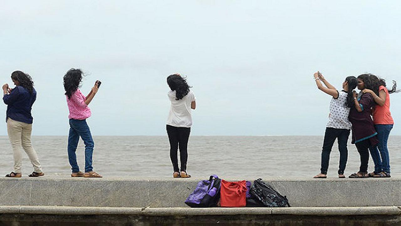 Akibat Selfie di Atas Tebing, 5 Turis Asing Jatuh Terluka