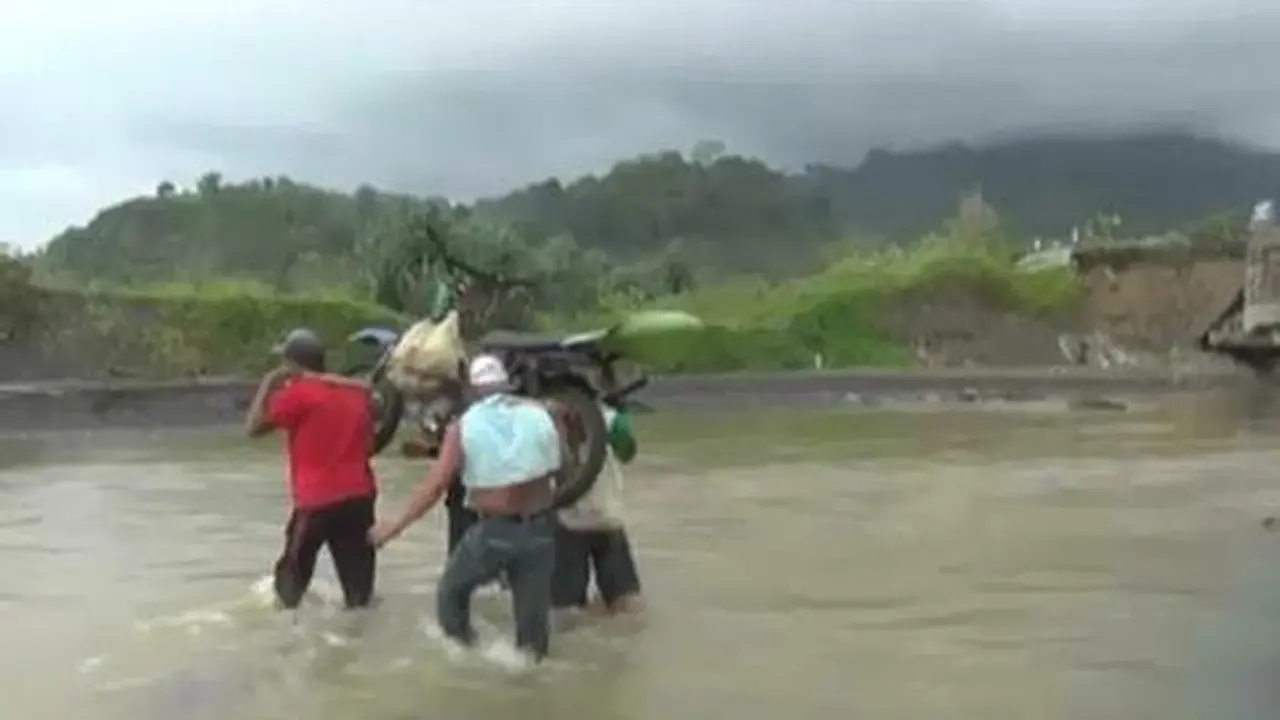 Jembatan Ambruk, Warga Nekat Gotong Motor