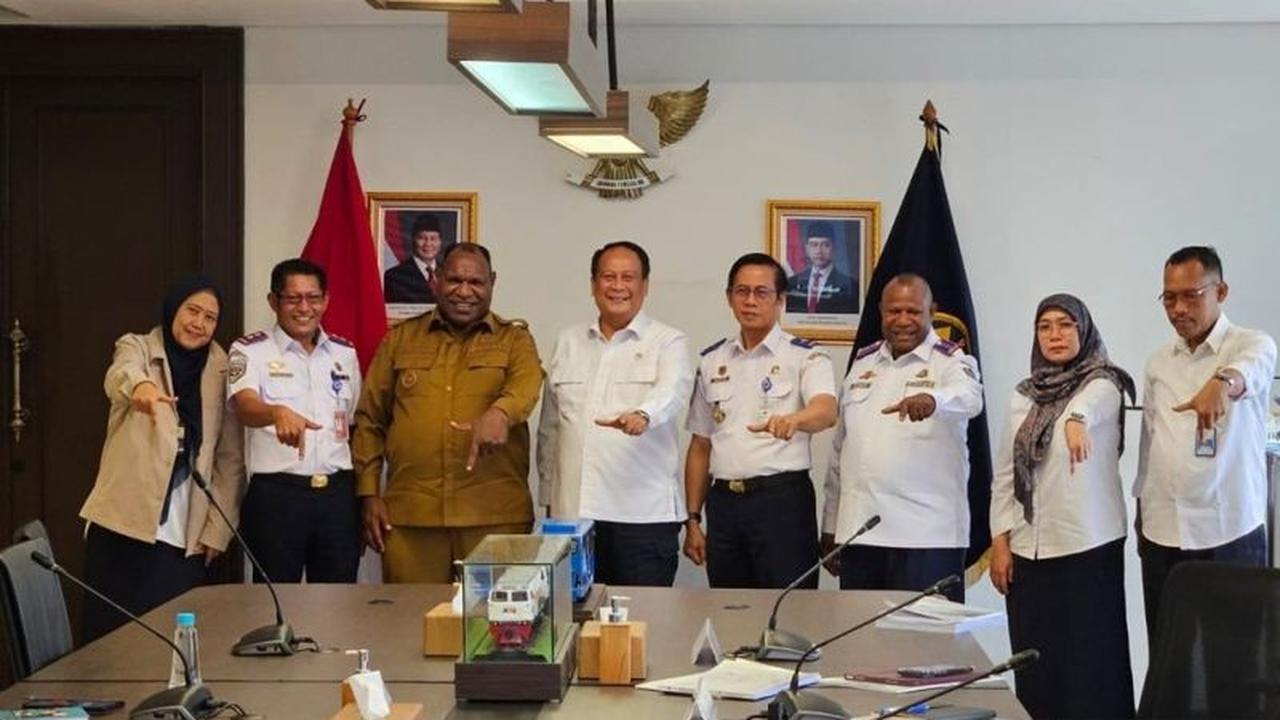 Kemenhub Salurkan Bantuan Bus Sekolah dan Balai Uji KIR untuk Pemkab Jayawijaya