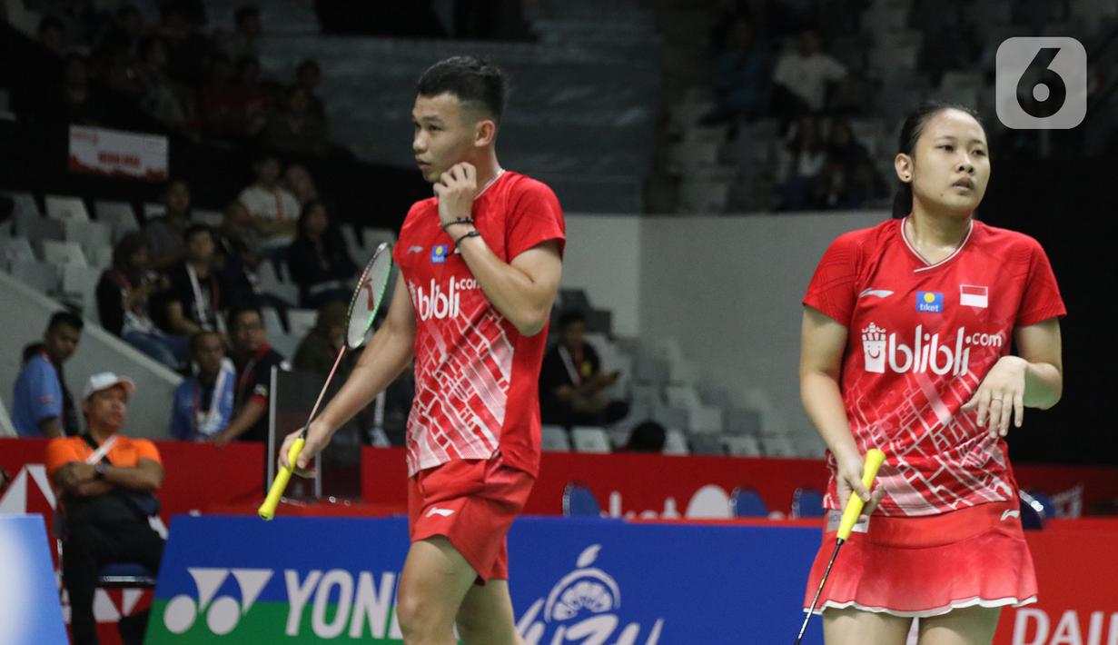 Ganda campuran Indonesia, Rinov Rivaldy/Pitha Haningtyas Mentari saat melawan Lee Jhe-Huei/Hsu Ya Ching (Taiwan) di babak pertama Indonesia Master 2020 di Istora GBK, Jakarta, Selasa (14/1/2020). Rivaldi/Mentari kalah dua set 15-21, 13-21. (Liputan6.com/Helmi Fithriansyah)