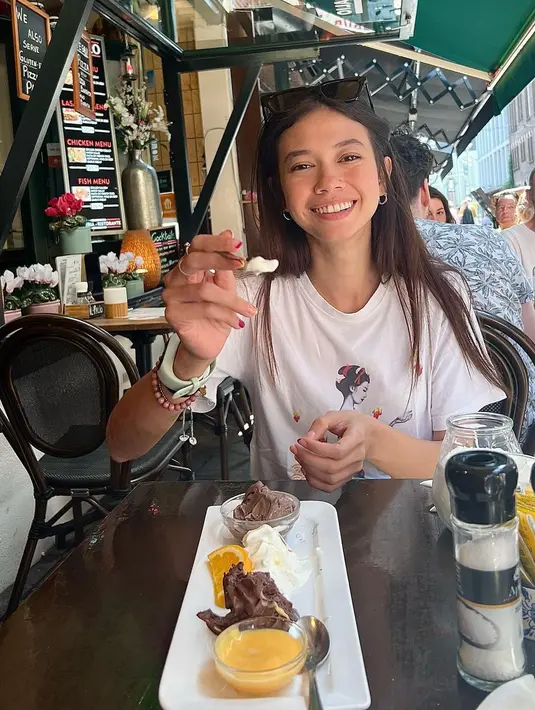 Meskipun pilihan outfitnya sederhana, aktris 28 tahun itu tetap terlihat cantik dan stylish. [Foto: IG/yukikt].