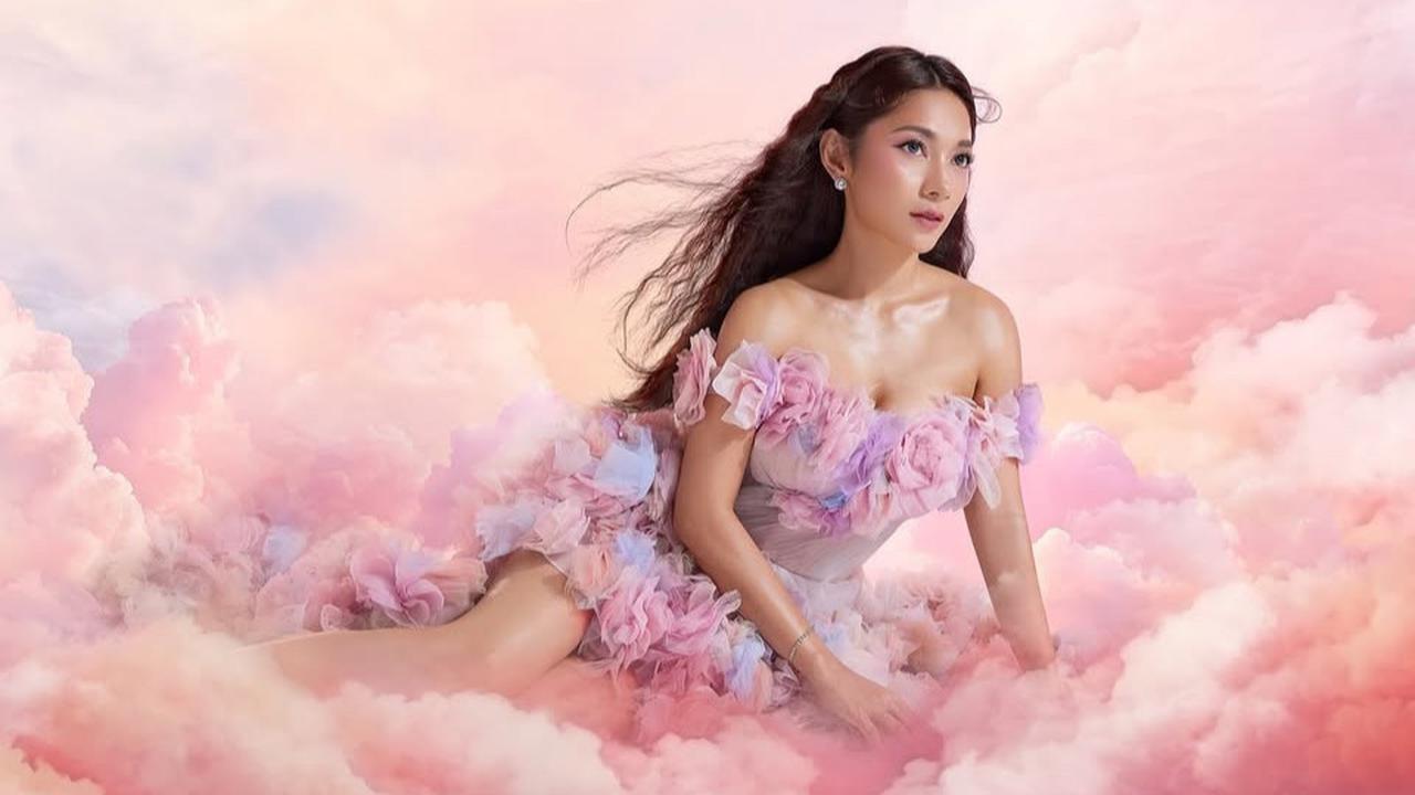 Cantik Bak Peri, Potret Terbaru Dinda Kirana dengan Gaun dan Awan Berwarna Pink yang Manis