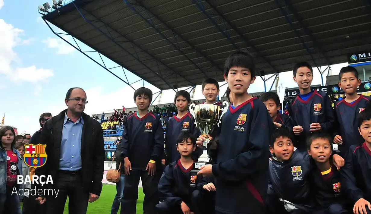 Takehiro Tomiyasu yang mulai menimba ilmu sepak bola di klub lokal, Avispa Fukuoka saat berusia 11 tahun, sebelumnya sempat mendapat tawaran untuk bergabung di akademi pemain muda Barcelona, namun ditolak karena tak ingin pindah dan menetap di Spanyol dalm usia yang masih belia. (fcbarcelona.com)