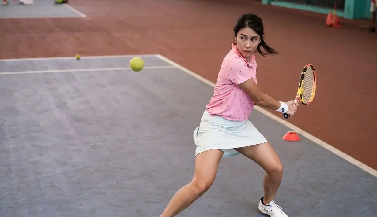 <p>Mengenakan kaos polo dengan rok putih pendek, Dian Sastrowardoyo tampak bersemangat melakukan hobinya ini. (FOTO: instagram.com/therealdisastr/)</p>